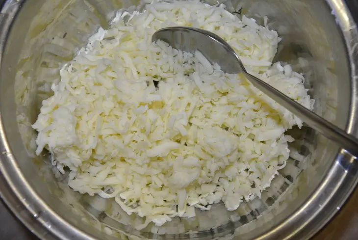 Слойки с яично-сырной начинкой и зеленью: шаг 2