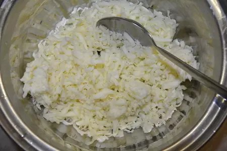 Слойки с яично-сырной начинкой и зеленью: шаг 2