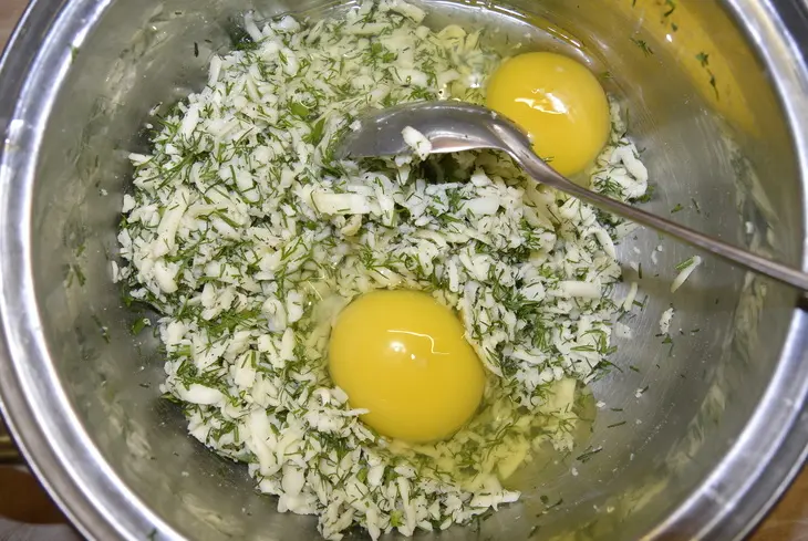 Слойки с яично-сырной начинкой и зеленью: шаг 4