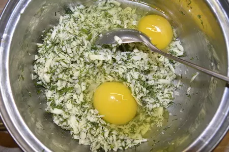 Слойки с яично-сырной начинкой и зеленью: шаг 4