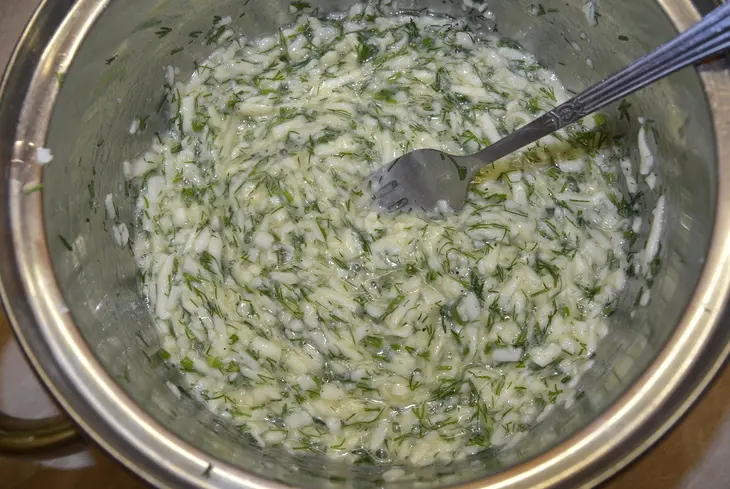 Слойки с яично-сырной начинкой и зеленью: шаг 5