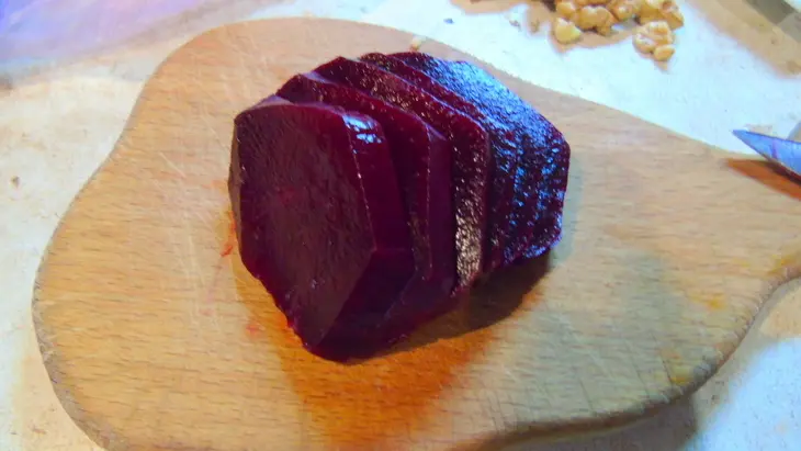 Салат со свеклой, яблоком и сыром: шаг 1