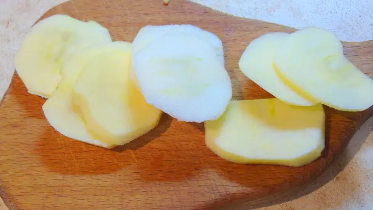 Салат со свеклой, яблоком и сыром: шаг 2