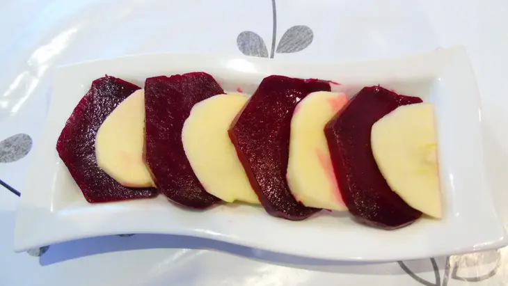 Салат со свеклой, яблоком и сыром: шаг 3