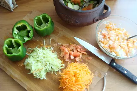 Перец фаршированный овощами и рисом, запечённый в духовке в горшке // ужин выходного дня: шаг 2