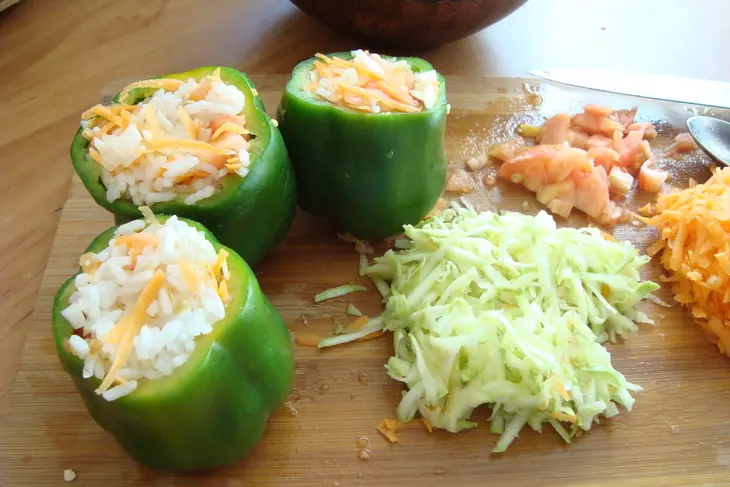 Перец фаршированный овощами и рисом, запечённый в духовке в горшке // ужин выходного дня: шаг 3