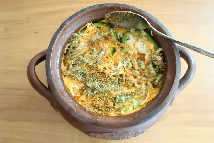 Перец фаршированный овощами и рисом, запечённый в духовке в горшке // ужин выходного дня: шаг 4