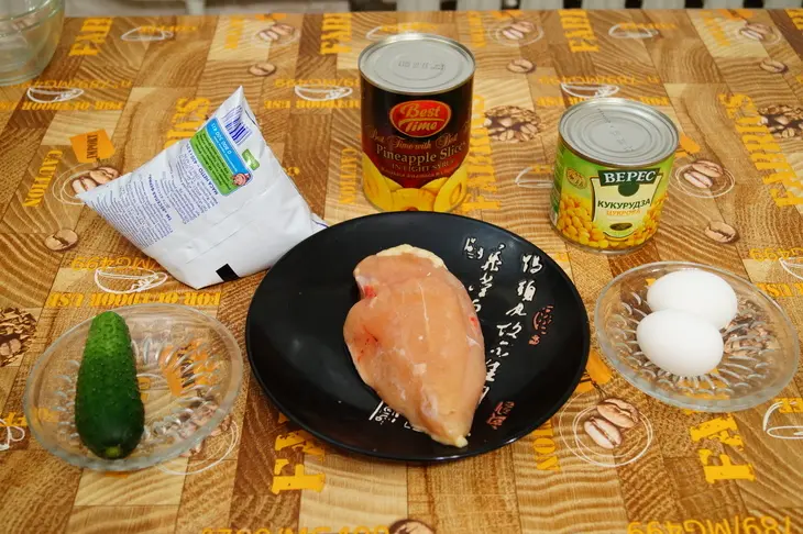 Салат с курицей и ананасом: шаг 1