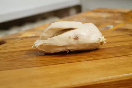 Салат с курицей и ананасом: шаг 7