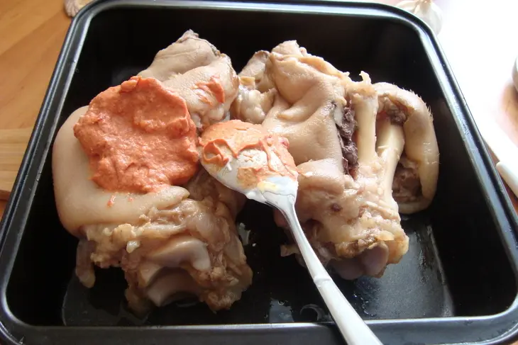 Cвиные ножки с овощами из духовки. фм.: шаг 5