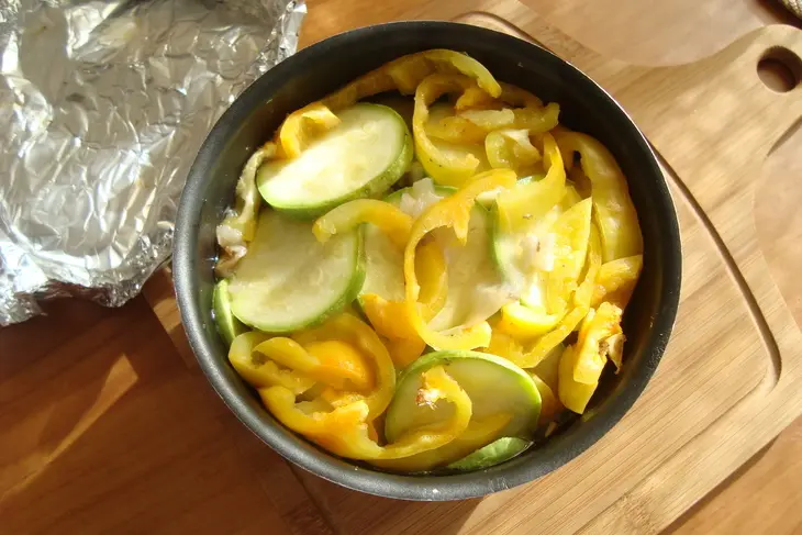 Cвиные ножки с овощами из духовки. фм.: шаг 11