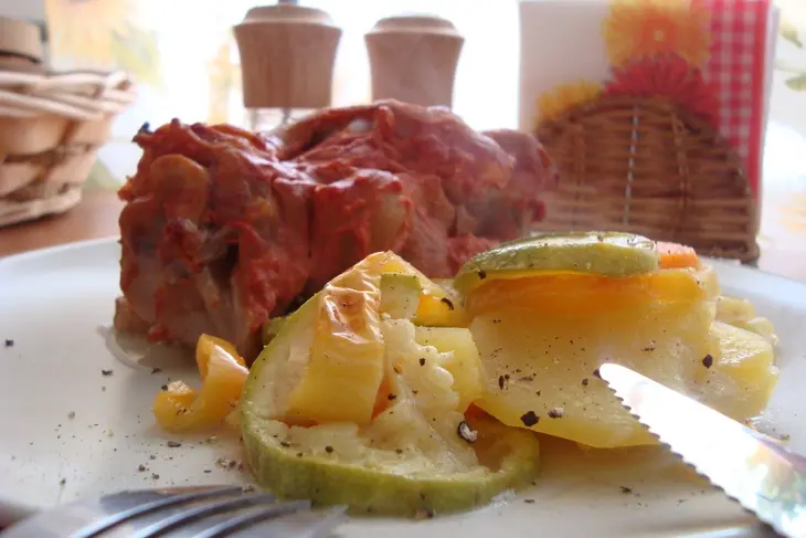 Cвиные ножки с овощами из духовки. фм.: шаг 13