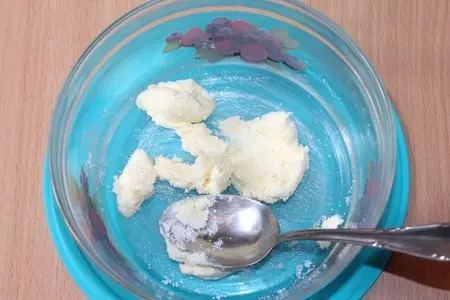 Творожная запеканка с грушей и персиком в свч: шаг 2