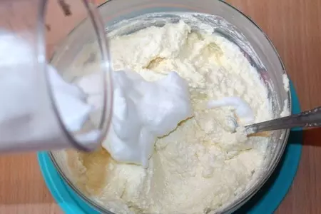 Творожная запеканка с грушей и персиком в свч: шаг 5