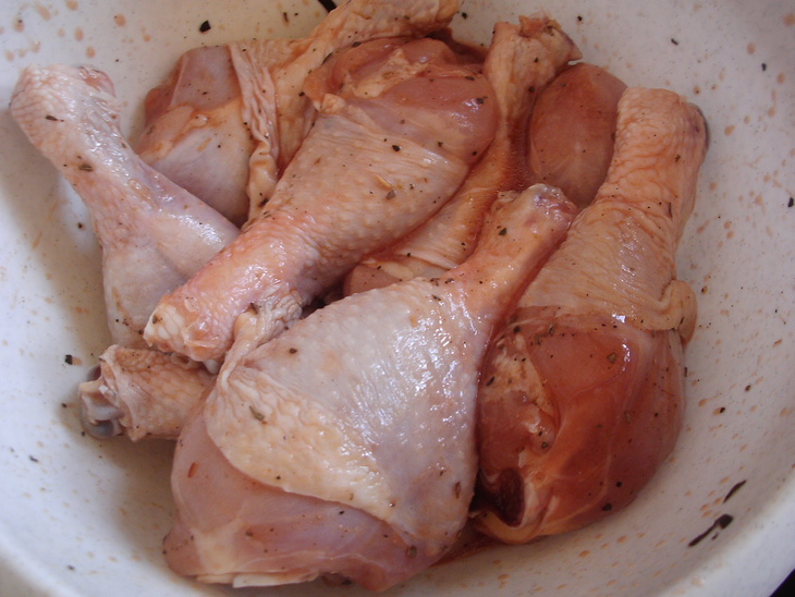 Куриные голени с картофелем, оливками и песто. воскресный обед в итальянском стиле. фм.: шаг 2