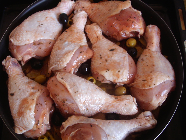 Куриные голени с картофелем, оливками и песто. воскресный обед в итальянском стиле. фм.: шаг 3