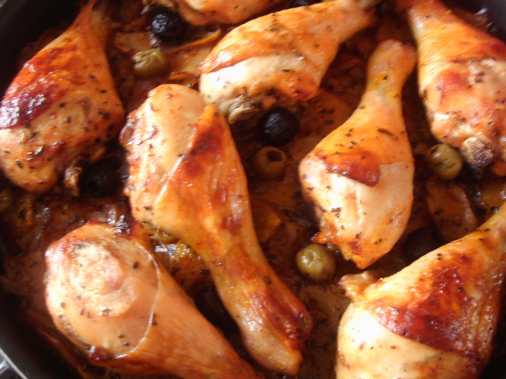 Куриные голени с картофелем, оливками и песто. воскресный обед в итальянском стиле. фм.: шаг 4