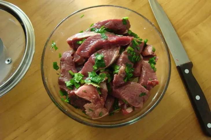 Жаркое в горшочке из мяса лося. фм "рецепт выходного дня": шаг 5