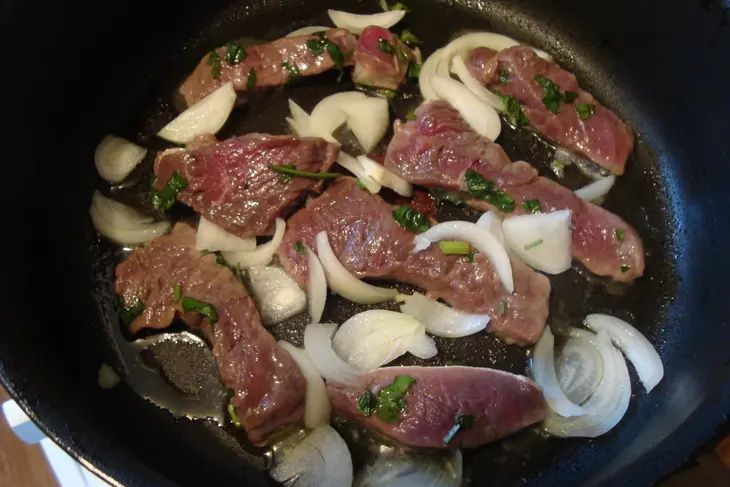 Жаркое в горшочке из мяса лося. фм "рецепт выходного дня": шаг 7
