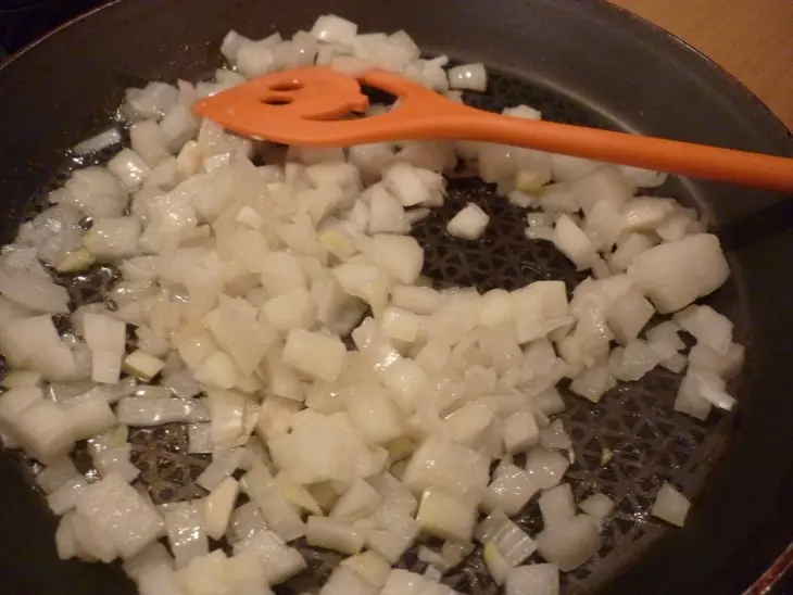 Карп, фаршированный изюмом и орехами: шаг 2
