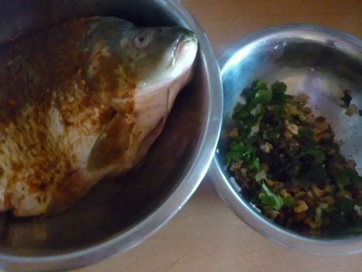 Карп, фаршированный изюмом и орехами: шаг 3