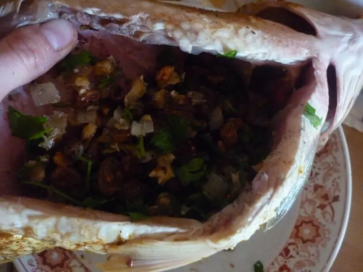 Карп, фаршированный изюмом и орехами: шаг 4