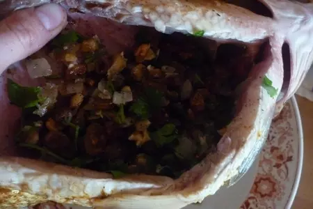 Карп, фаршированный изюмом и орехами: шаг 4