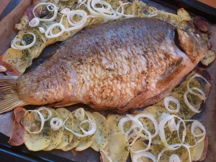 Карп, фаршированный изюмом и орехами: шаг 5