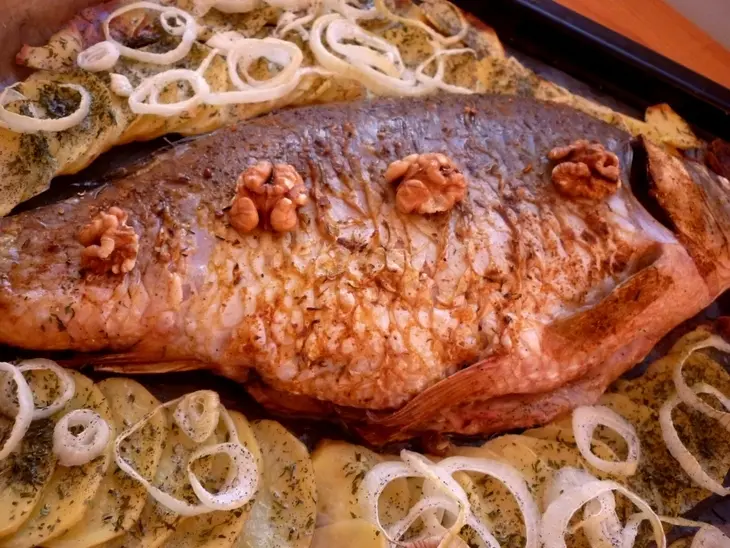 Карп, фаршированный изюмом и орехами: шаг 7