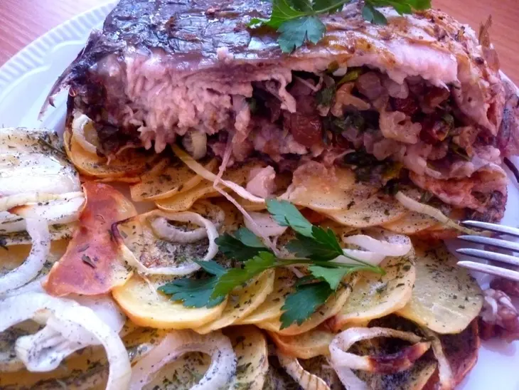 Карп, фаршированный изюмом и орехами: шаг 8