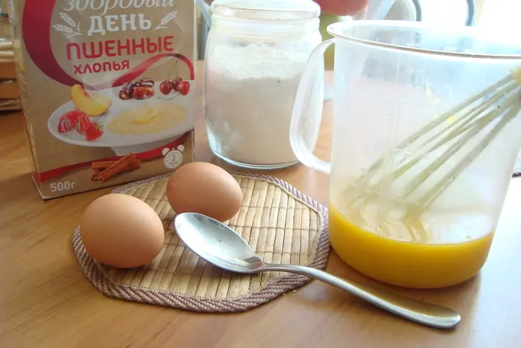 Пшенные кексы с тыквенным пюре и изюмом с зелёным чаем со сливками.завтрак: шаг 1