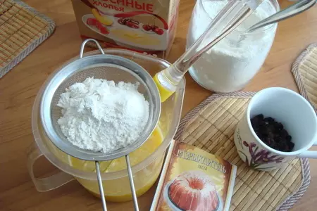 Пшенные кексы с тыквенным пюре и изюмом с зелёным чаем со сливками.завтрак: шаг 3