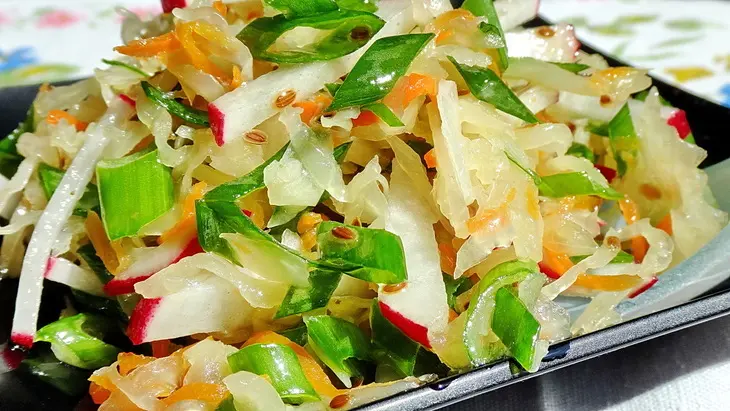 Квашеная капуста с редисом и зеленым луком: шаг 5
