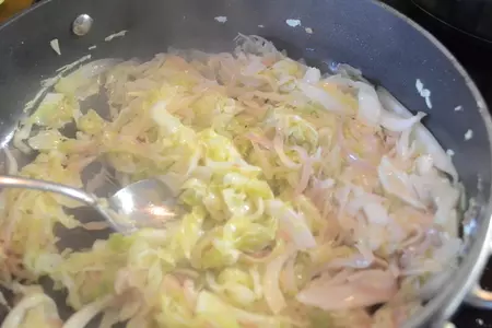 Тушеная капуста с яблоками и колбасками. тест-драйв с окраиной: шаг 4