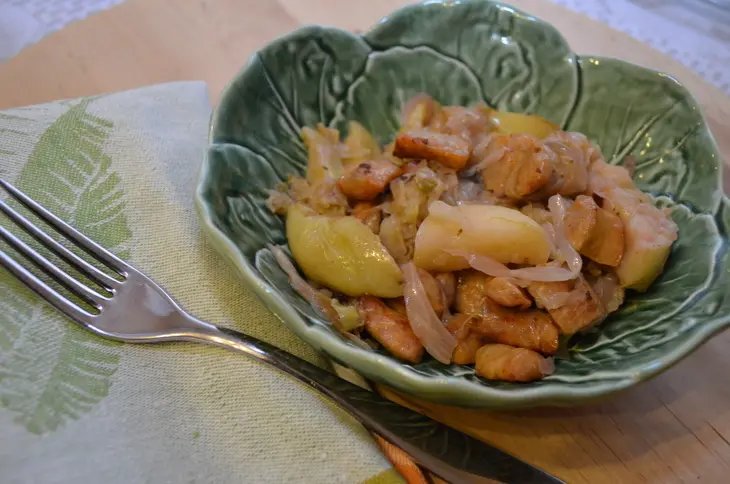 Тушеная капуста с яблоками и колбасками. тест-драйв с окраиной: шаг 6