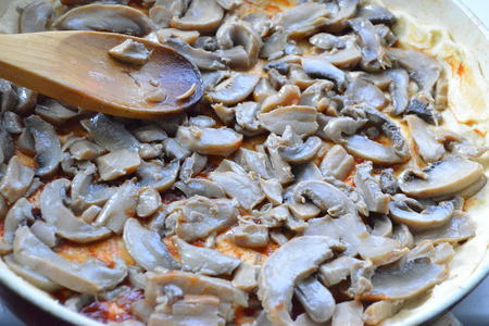 Пицца с грибами, брынзой и сыром : шаг 4