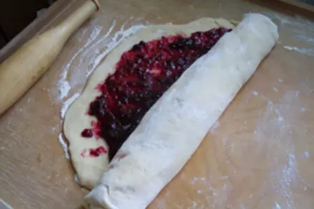 Рулет с черной смородиной и штрейзелем: шаг 2