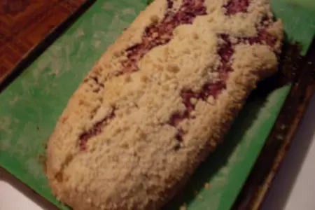 Рулет с черной смородиной и штрейзелем: шаг 6