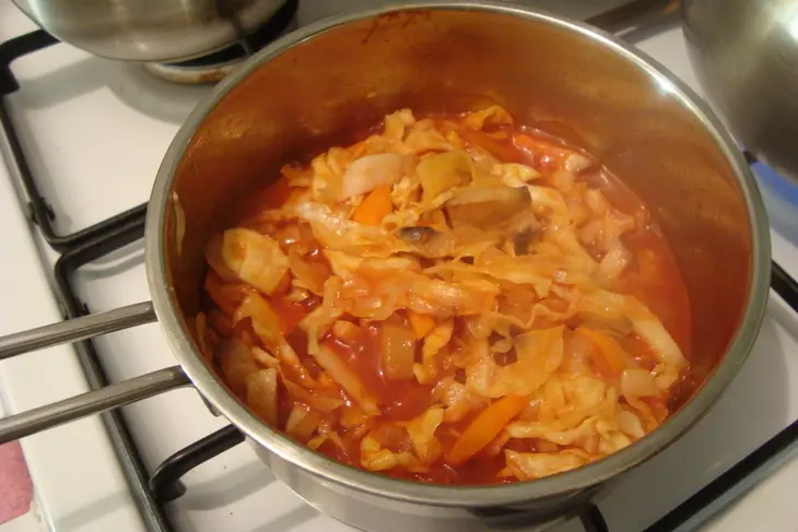 Капуста тушеная с копчёностями и шампиньонами в горшке под сыром с рисом: шаг 1