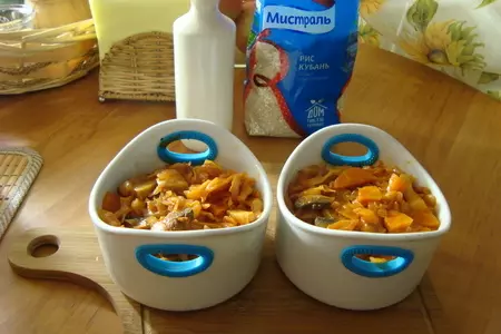 Капуста тушеная с копчёностями и шампиньонами в горшке под сыром с рисом: шаг 5