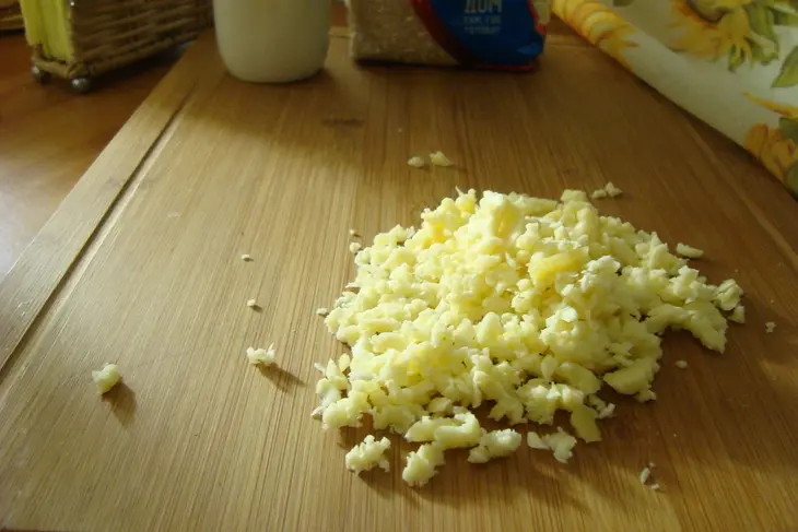 Капуста тушеная с копчёностями и шампиньонами в горшке под сыром с рисом: шаг 6