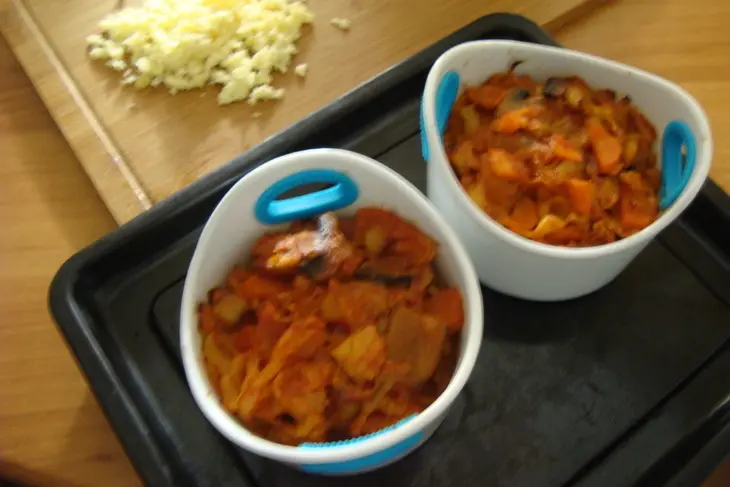 Капуста тушеная с копчёностями и шампиньонами в горшке под сыром с рисом: шаг 7