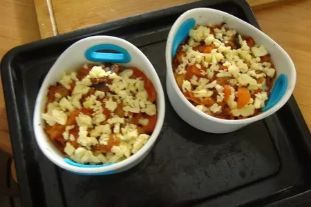 Капуста тушеная с копчёностями и шампиньонами в горшке под сыром с рисом: шаг 8
