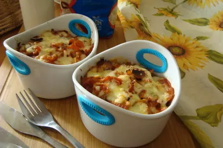 Капуста тушеная с копчёностями и шампиньонами в горшке под сыром с рисом: шаг 9