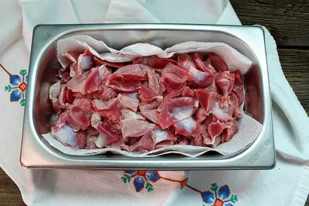Жаркое из куриных желудков и морковный салат ( простой деревенский обед) фм: шаг 1