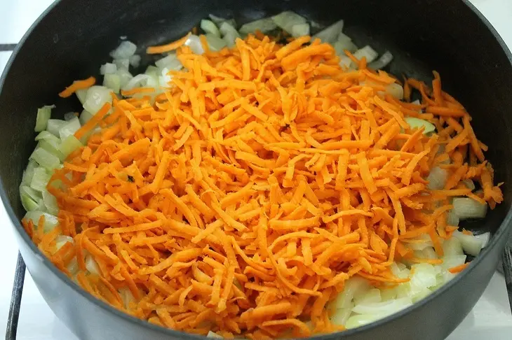 Жаркое из куриных желудков и морковный салат ( простой деревенский обед) фм: шаг 5
