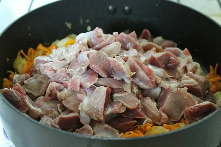 Жаркое из куриных желудков и морковный салат ( простой деревенский обед) фм: шаг 7