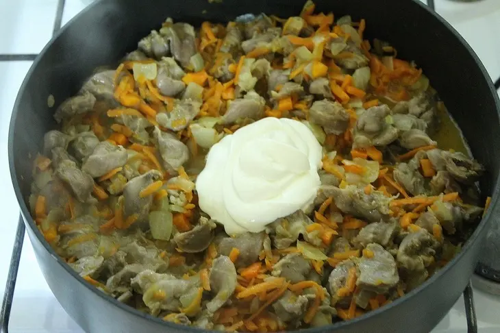 Жаркое из куриных желудков и морковный салат ( простой деревенский обед) фм: шаг 8