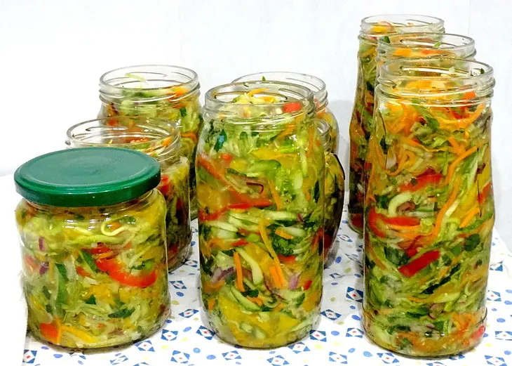 Салат из огурцов, моркови и сладкого перца: шаг 2