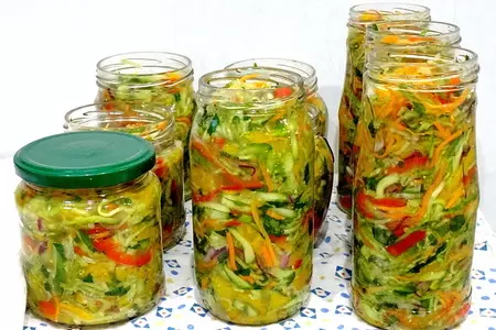 Салат из огурцов, моркови и сладкого перца: шаг 2